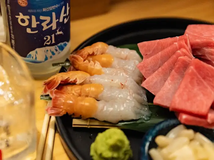 한라산 소주와 모듬 사시미