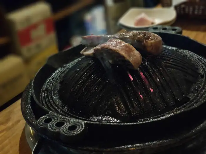 불판 위에서 익어가는 양갈비