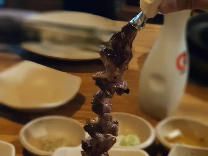 집게로 집은 양꼬치