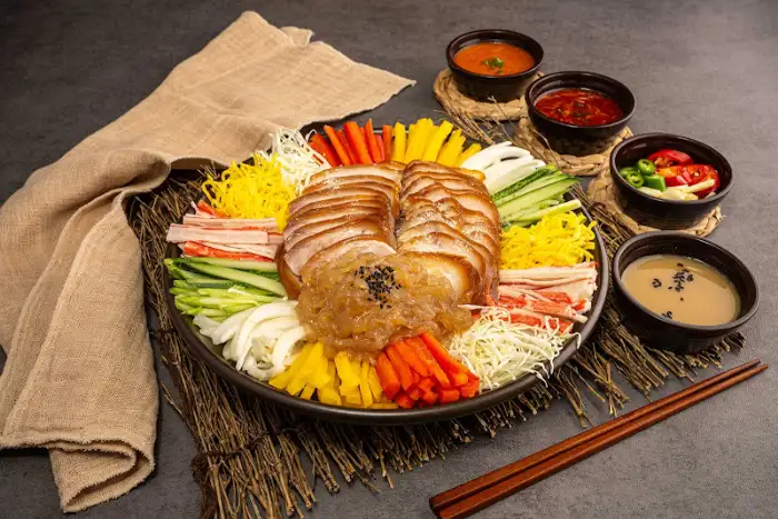 화려하게 플레이팅된 족발