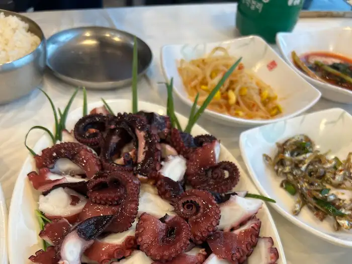 먹음직스럽게 담긴 돌문어