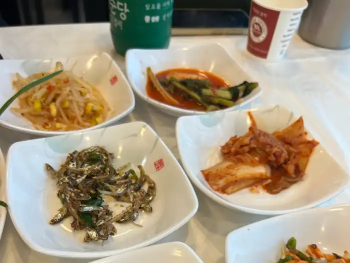 신선한 재료로 만들어진 전복 물회