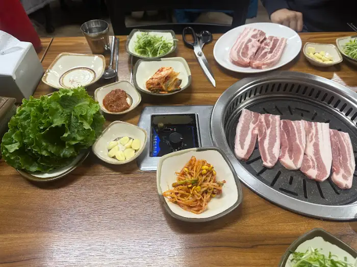 청국장 뚝배기와 밥, 반찬들