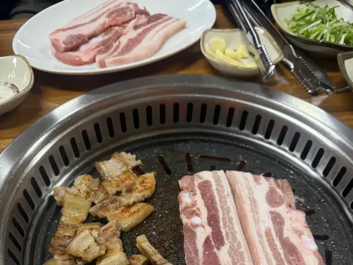 상추, 마늘, 쌈장 등 쌈 재료
