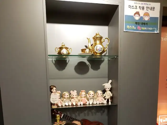 가게 내부의 장식품들