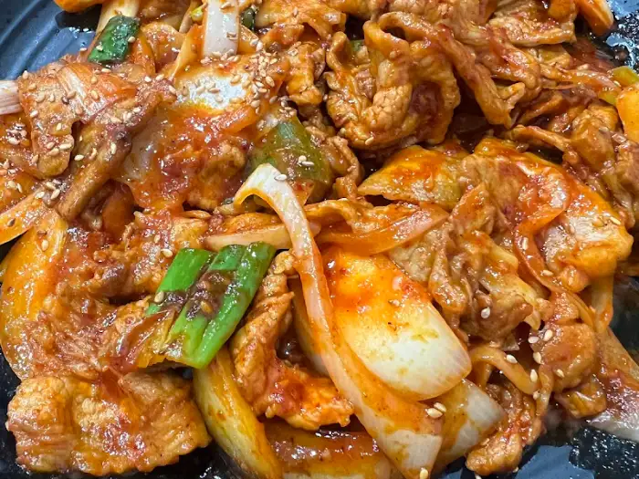 밑반찬과 제육볶음