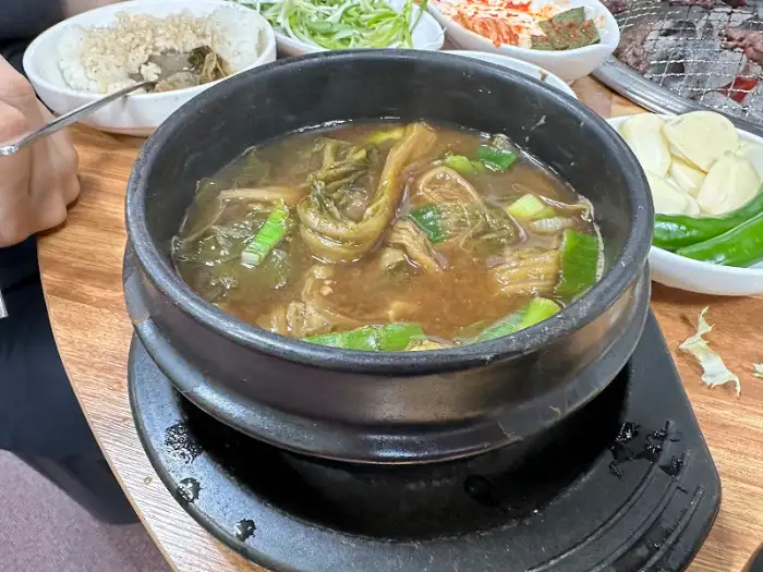 쟁반에 푸짐하게 담긴 시장실비모듬