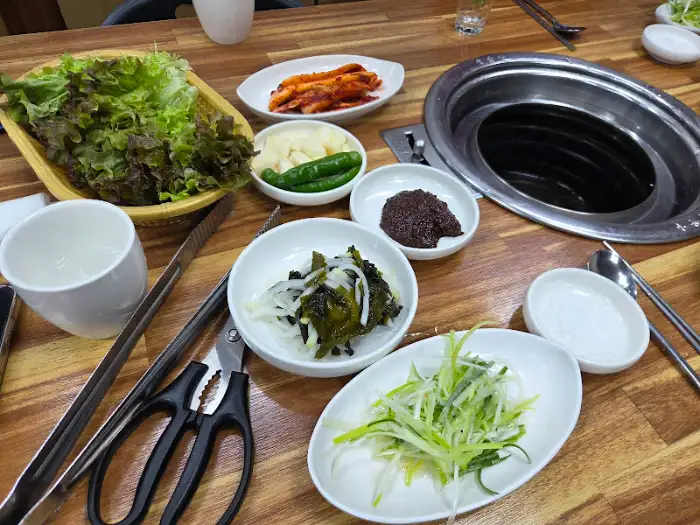 다양한 밑반찬과 쌈채소