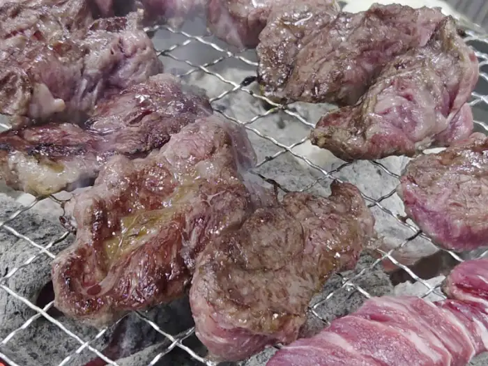 숯불 위에서 맛있게 익어가는 실비고기