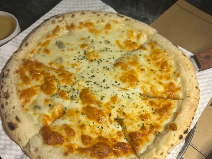 네 가지 치즈가 듬뿍 올라간 콰트로 포르마지오 피자.