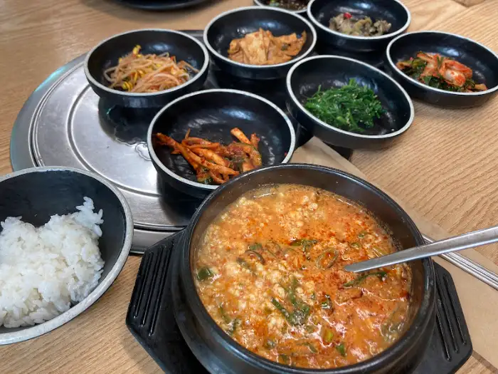 얼큰 순두부찌개와 솥밥
