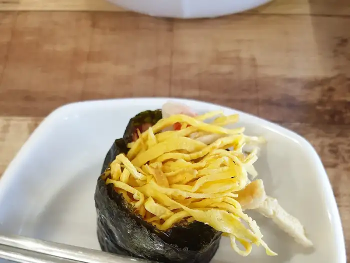 김밥 속 계란 지단과 단무지