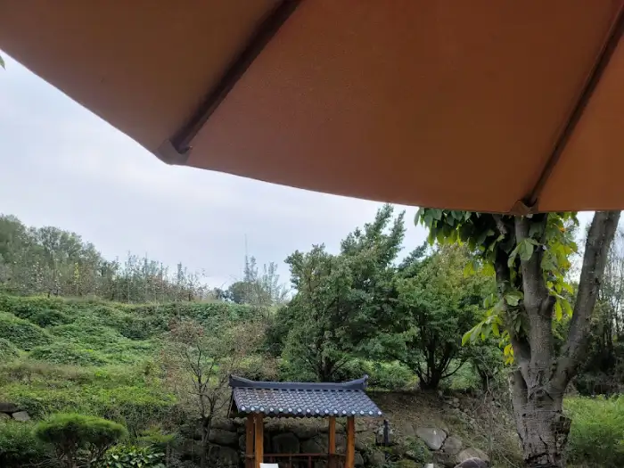 카페 외부 풍경 (전통 정자)