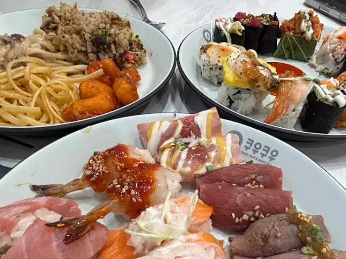 푸짐하게 담긴 초밥 접시