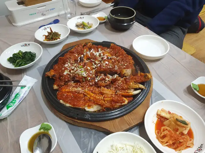 구수한 황태더덕구이가 담긴 불판