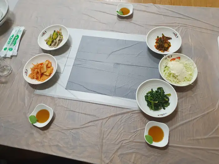 다양하게 차려진 밑반찬들