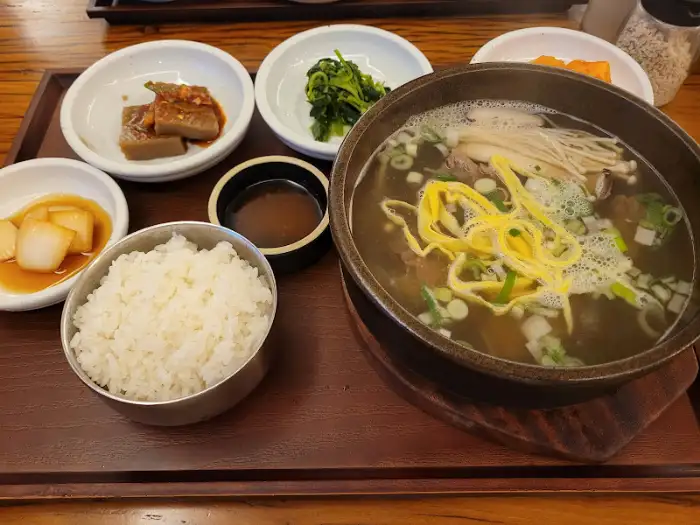 정갈하게 차려진 갈비탕 한 상차림.