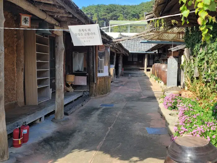 흙시루 내부, 옛 정취가 물씬 풍기는 모습.