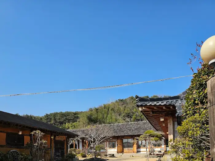흙시루 건물과 푸른 하늘.
