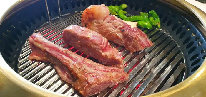잘 익어서 육즙이 살아있는 삼겹살 덩어리