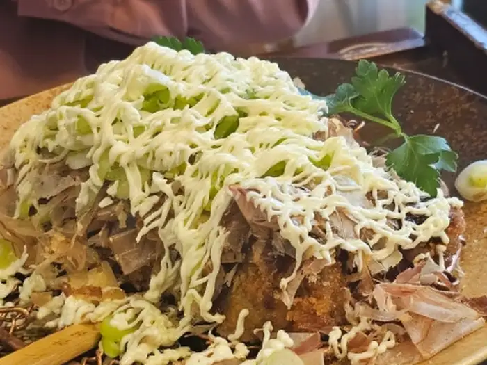 마요네 소스가 듬뿍 올라간 요리