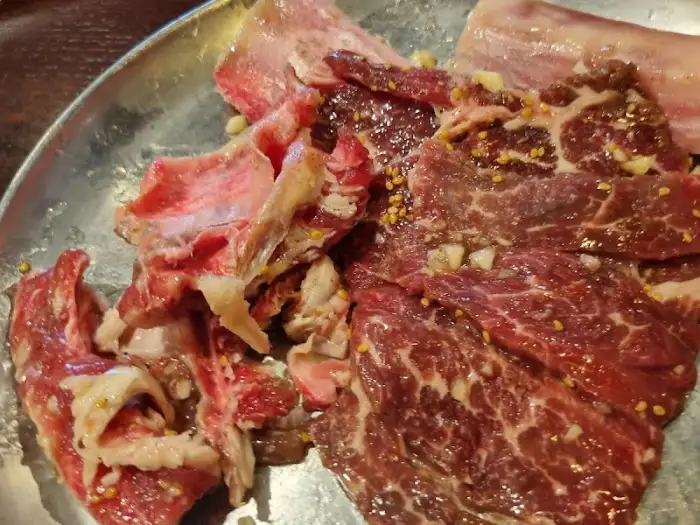정갈하게 차려진 밑반찬과 고기
