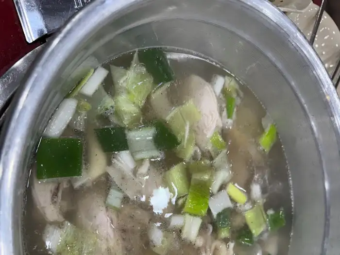 끓고 있는 닭한마리 근접샷
