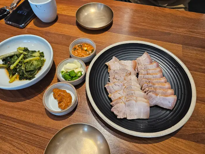 야들야들한 수육과 곁들임 반찬