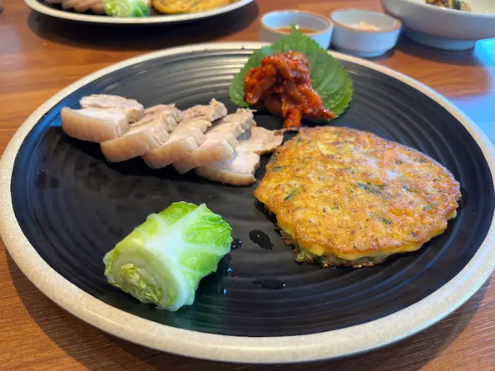 수육, 녹두전, 쌈채소가 함께 나온 한상차림