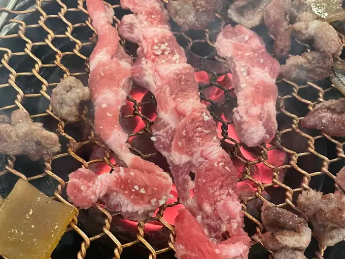 두툼한 삼겹살이 불판 위에서 익어가는 모습