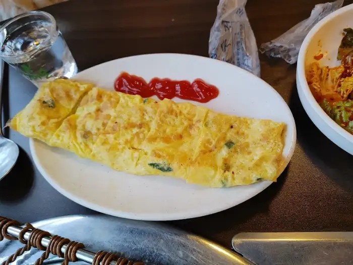 계란말이와 케첩이 담긴 접시