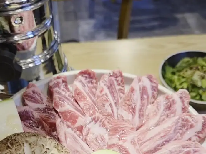신선한 한우가 가지런히 담긴 접시