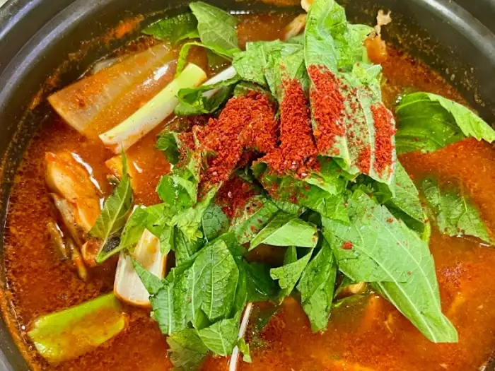 매운탕 냄비의 모습. 푸짐한 채소와 얼큰한 국물이 돋보인다.