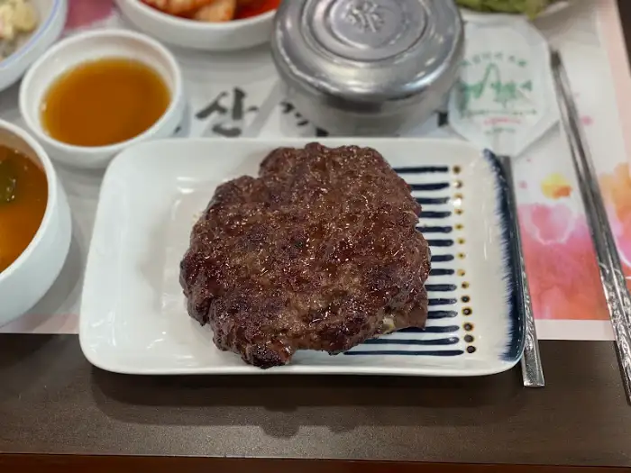 플레이팅된 소 떡갈비