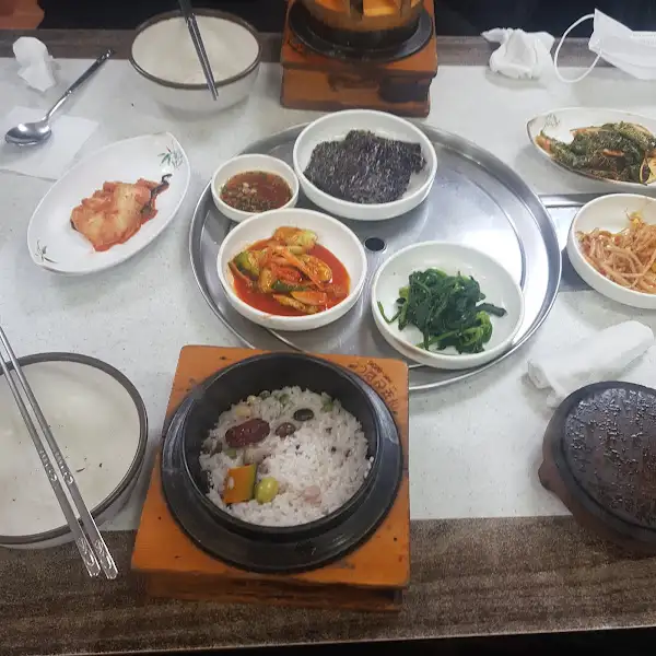 테이블에 차려진 음식