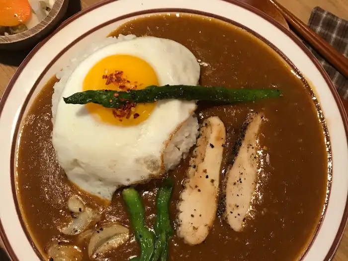 매콤한 맛의 카레와 계란 프라이, 닭고기 토핑