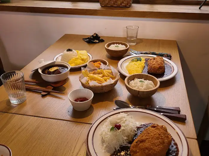테이블에 차려진 다양한 음식들