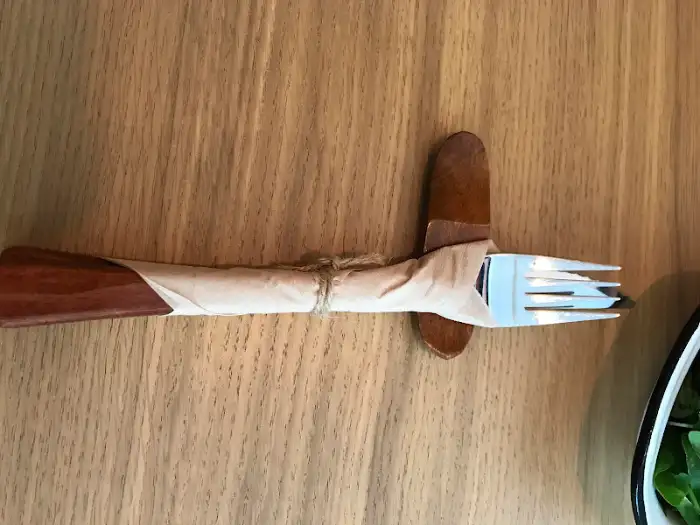 나무 테이블 위에 놓인 포크와 나이프 세트