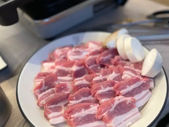 신선한 삼겹살 덩어리