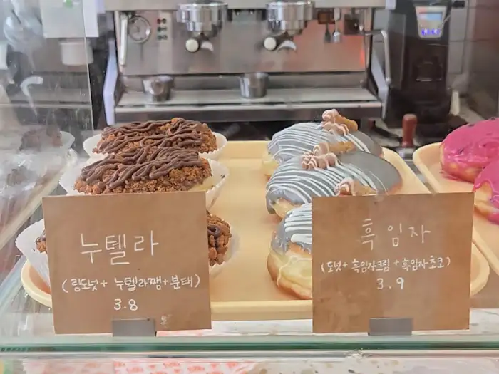 다양한 종류의 도넛이 진열된 모습