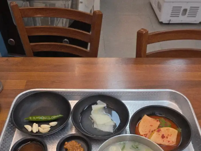 기본 반찬과 식기 세팅