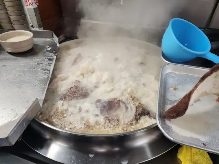 주방에서 끓고 있는 곰탕 솥
