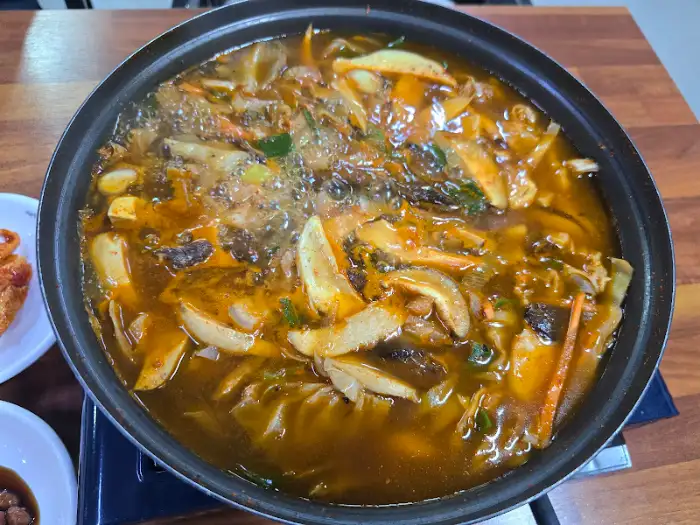 팔팔 끓고 있는 족살찌개