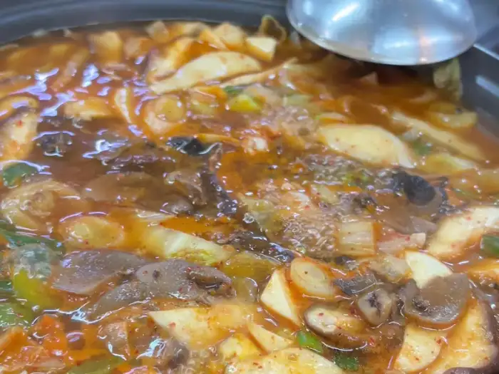 족살찌개의 푸짐한 건더기