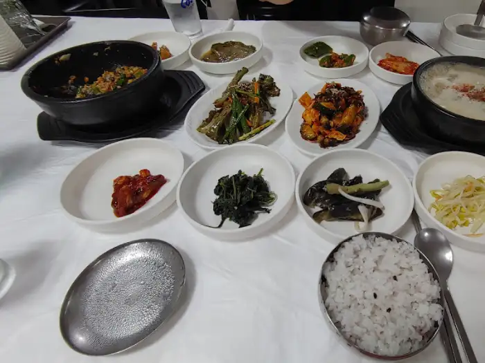 한상 가득 차려진 모습