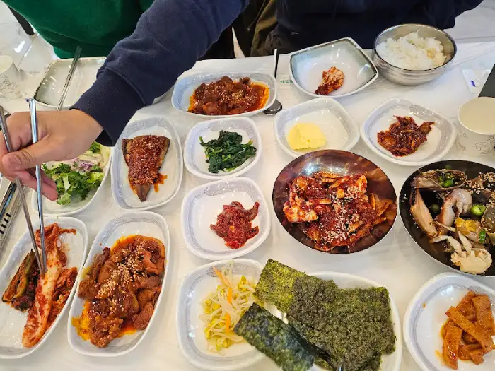 다양한 반찬과 게장