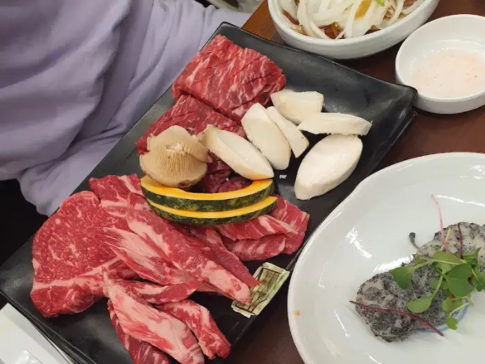 정갈하게 차려진 밑반찬과 고기
