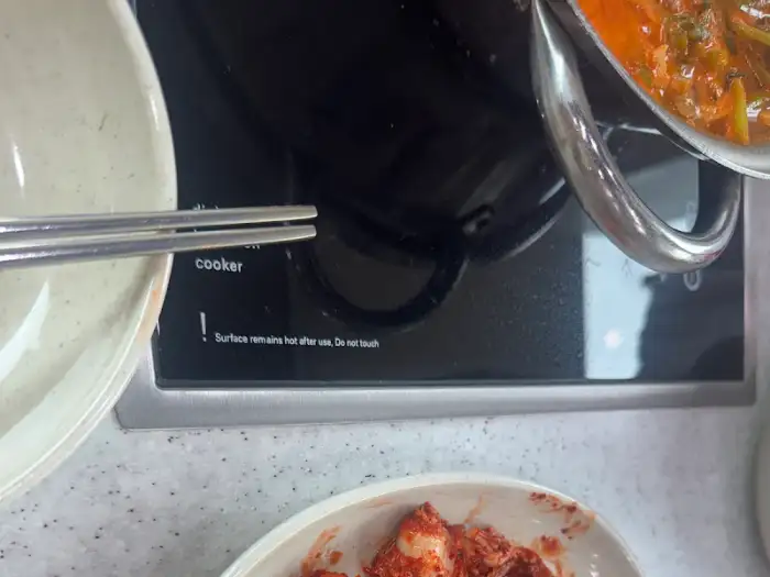 칼국수 냄비와 곁들여진 볶음밥 재료