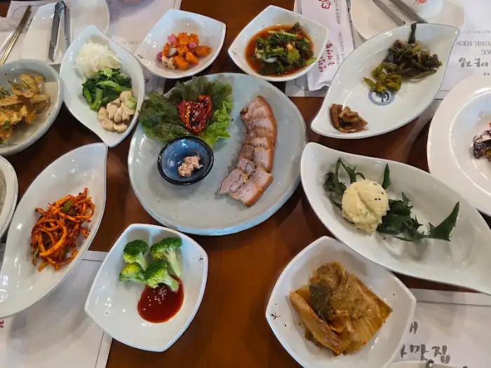 다양한 반찬이 차려진 테이블 모습