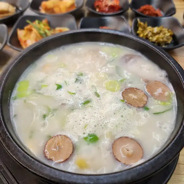 테이블 위에 차려진 정갈한 반찬들과 해장국